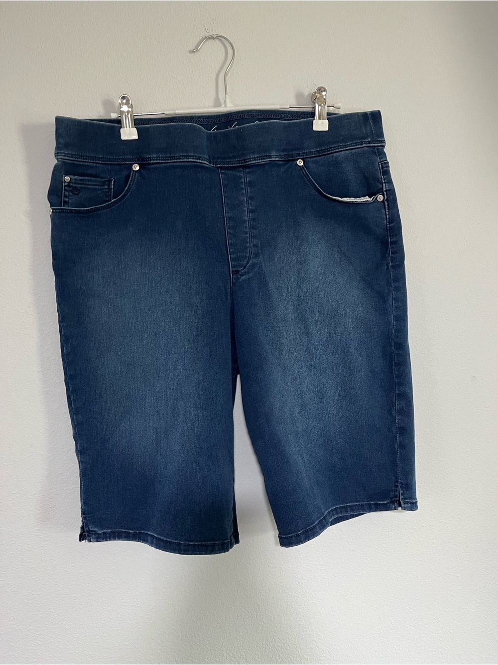Gloria Vanderbilt All Around Slimming Effect Avery Stretch Denim Bermuda Shorts - Picture 2 of 6